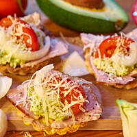 Tartaletki serowe z pastą awokado