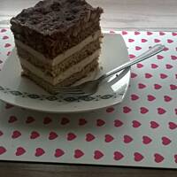 Miodownik z kremem i orzechami