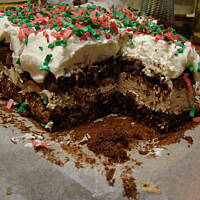 ciasto kakaowe z konfiturą i bitą śmietaną