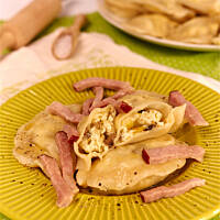 Pierogi z serem i pieczarkami