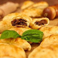 Pieczone pierożki drożdżowe z kapustą lub innym ulubionym farszem