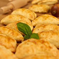 Pieczone pierożki drożdżowe z kapustą lub innym ulubionym farszem