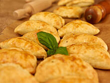 Fot. Wkn, Pieczone pierożki drożdżowe z kapustą lub innym ulubionym farszem