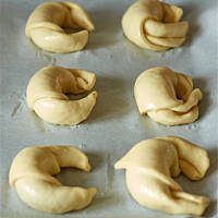 Jak zawijać rogaliki, żeby nadzienie nie wypływało podczas pieczenia