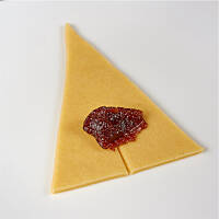 Jak zawijać rogaliki, żeby nadzienie nie wypływało podczas pieczenia