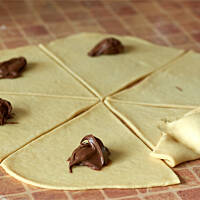 Jak zawijać rogaliki, żeby nadzienie nie wypływało podczas pieczenia