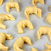 Jak zawijać rogaliki, żeby nadzienie nie wypływało podczas pieczenia