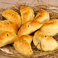 Pieczone pierogi z kiszoną kapustą i pieczarkami