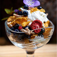 Pucharek śniadaniowy jogurtowo-owocowo-otrębowy