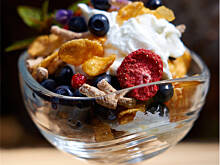 Fot. Wkn, Pucharek śniadaniowy jogurtowo-owocowo-otrębowy