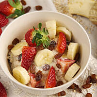 Jak wykorzystać starego banana? Oczywiście do zdrowej owsianki!