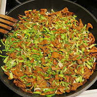 Paj z kurkami, porem i suszonymi pomidorami