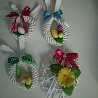 Wielkanocne wyroby z papierowej wikliny