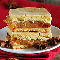 szarlotka na kruchym cieście z rodzynkami i skórką pomarańczową...