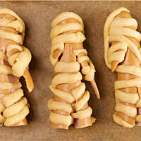 Mumie ludziki parówkowe w cieście drożdżowym