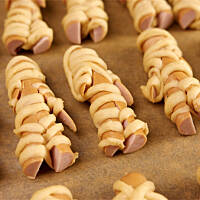 Mumie ludziki parówkowe w cieście drożdżowym