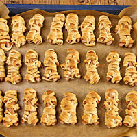 Mumie ludziki parówkowe w cieście drożdżowym