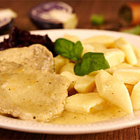 Schab w szarym sosie z leniwymi kluseczkami i modrą kapustą