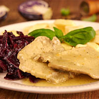 Schab w szarym sosie z leniwymi kluseczkami i modrą kapustą