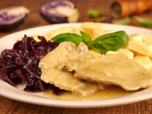 Fot. Wkn, Schab w szarym sosie z leniwymi kluseczkami i modrą kapustą