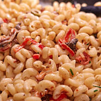 Szybki sos śmietanowo-łososiowy do makaronu