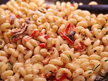 Fot. Wkn, Szybki sos śmietanowo-łososiowy do makaronu