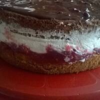 Torcik śmietankowy przekładany śliwkami