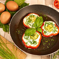 Jajka w paprykowych foremkach