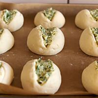 Bułeczki czosnkowo-bazyliowe