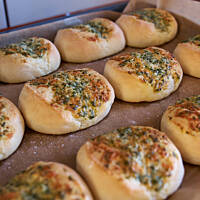 Bułeczki czosnkowo-bazyliowe