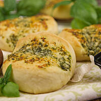 Bułeczki czosnkowo-bazyliowe