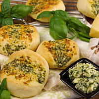 Bułeczki czosnkowo-bazyliowe