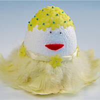 Pani Jajczyńska jak malowana. Też możecie taką wyczarować ze styropianowego jajka, kilku szpilek, cekinów i i kolorowych piórek.