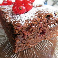 Kakaowe ciasto z czerwonymi porzeczkami