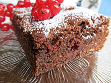 Fot. tingra, Kakaowe ciasto z czerwonymi porzeczkami