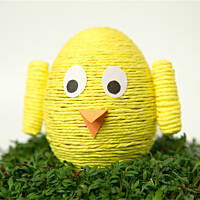 Zakręcony kurczaczek - do jego zrobienia wystarczy wydmuszka, żółta krepina, nieco kleju i cierpliwości.