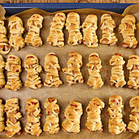 Mumie ludziki parówkowe w cieście drożdżowym