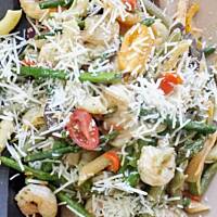 Makaron ze szparagami, pieczarkami i krewetkami