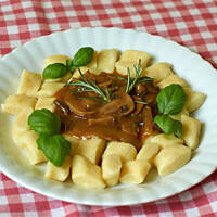 Kopytka z sosem pieczarkowym