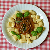 Kopytka z sosem pieczarkowym