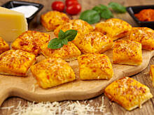 Fot. Wkn, Poduchy serowo ajwarowe