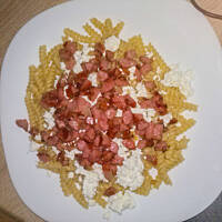 Makaron z kiełbasą, cebulą i białym serem