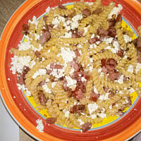 Makaron z kiełbasą, cebulą i białym serem