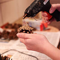 Choinka z szyszek z aniołkami na czubku