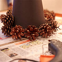 Choinka z szyszek z aniołkami na czubku