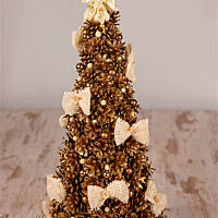 Choinka z szyszek z aniołkami na czubku