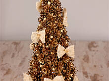 Fot. Wkn, Choinka z szyszek z aniołkami na czubku