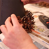 Choinka z szyszek z aniołkami na czubku