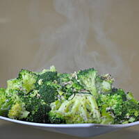 Brokuły z imbirem i czosnkiem