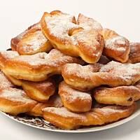 Faworki drożdżowe z marmoladą